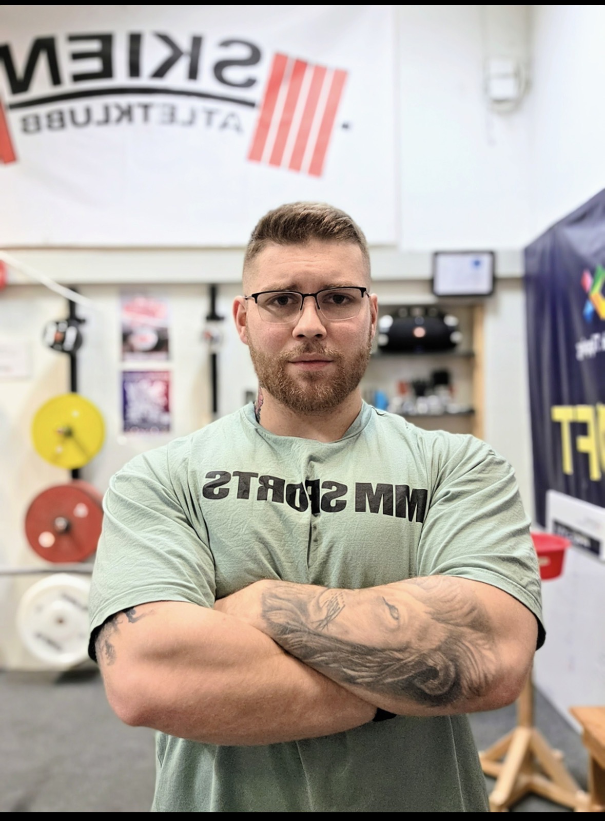Coach hos MeKo Fitness med armene i kors